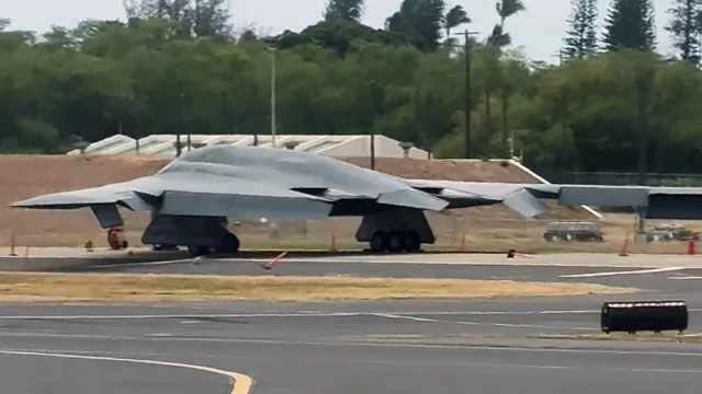 El B-2 utilizado como señuelo en ataque a Irán permanece en Hawái