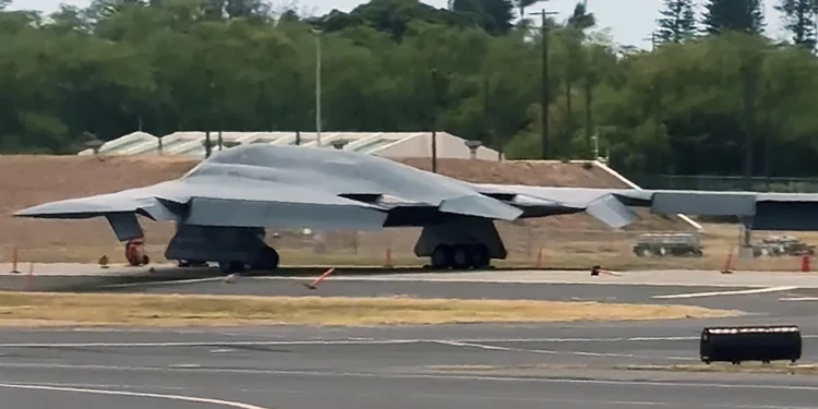 El B-2 utilizado como señuelo en ataque a Irán permanece en Hawái