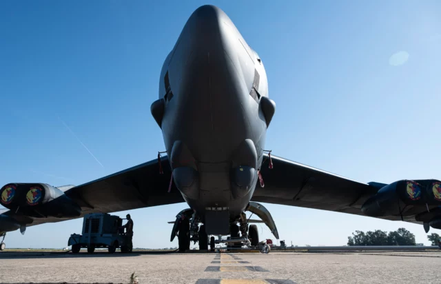 La sustitución del motor del B-52 se retrasa por problemas de admisión