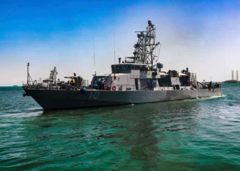Imágenes satelitales muestran barcos estadounidenses en Bahréin dispersándose
