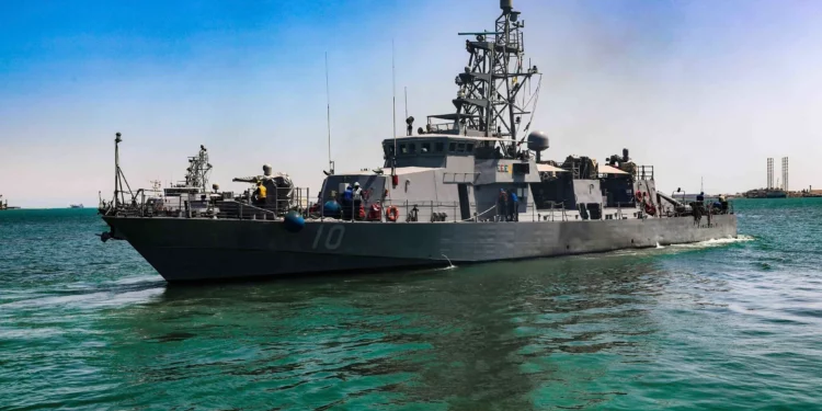 Imágenes satelitales muestran barcos estadounidenses en Bahréin dispersándose