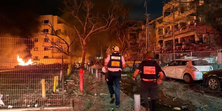 La escena en el centro de Israel después de un ataque con misiles balísticos iraníes, el 16 de junio de 2025. (Magen David Adom)