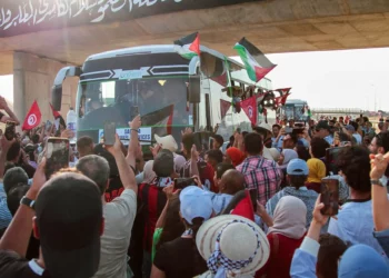 La gente aplaude cuando un convoy de autobuses compuesto por activistas, abogados y profesionales médicos del norte de África parte de Túnez a Gaza para romper el bloqueo de Israel sobre el territorio gobernado por Hamás, en Gabes, Túnez, el 9 de junio de 2025. (AP Foto)