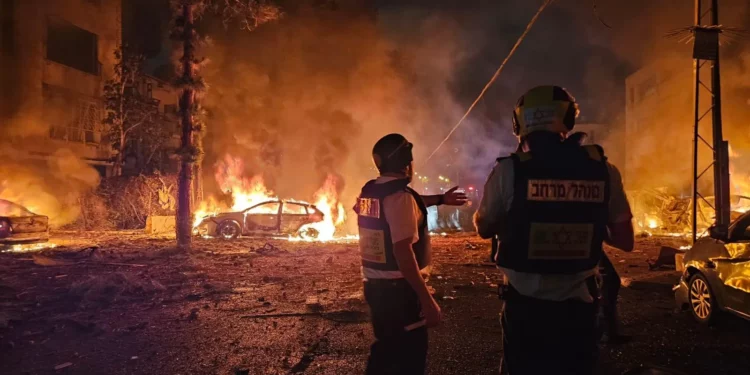 Dos heridos leves por metralla en Haifa tras andanada de misiles iraníes