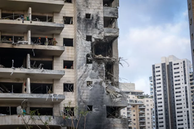 Dos víctimas de Petah Tikva se encontraban en habitación protegida que recibió impacto directo
