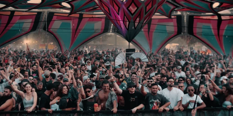 El festival de música Nova en el sur de Israel, como se muestra en “Volveremos a bailar”. (Cortesía)