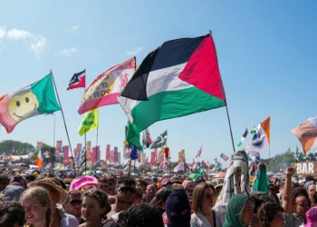 El grupo inglés Bob Vylan lidera el cántico “muerte a las FDI” en el Festival de Glastonbury