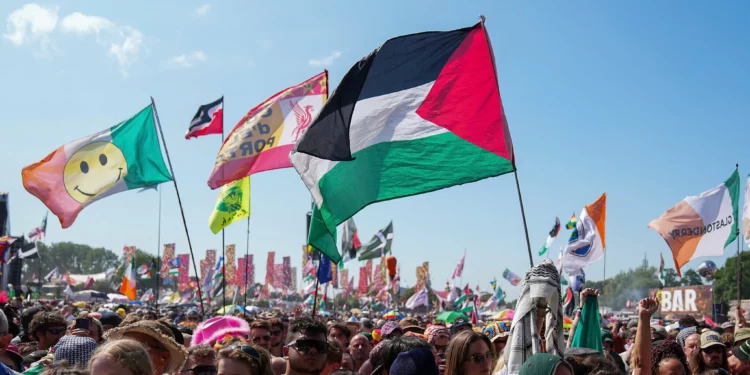 El grupo inglés Bob Vylan lidera el cántico “muerte a las FDI” en el Festival de Glastonbury