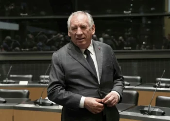 El primer ministro francés afirma que los activistas del barco humanitario explotan a los gazatíes con fines políticos