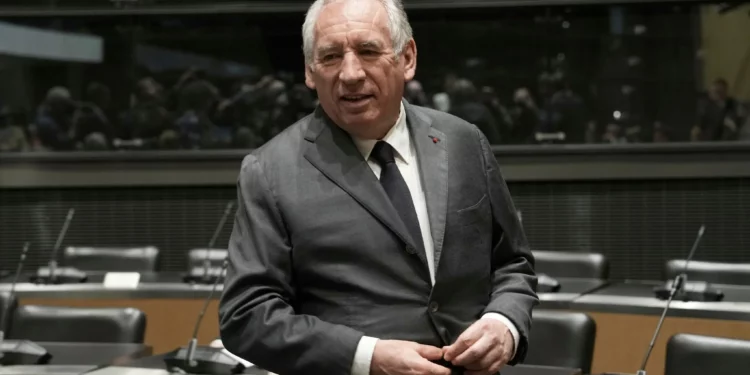 El primer ministro francés afirma que los activistas del barco humanitario explotan a los gazatíes con fines políticos
