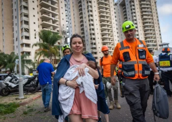 Los primeros misiles del lunes obligaron a 2.000 en Israel personas a abandonar sus casas