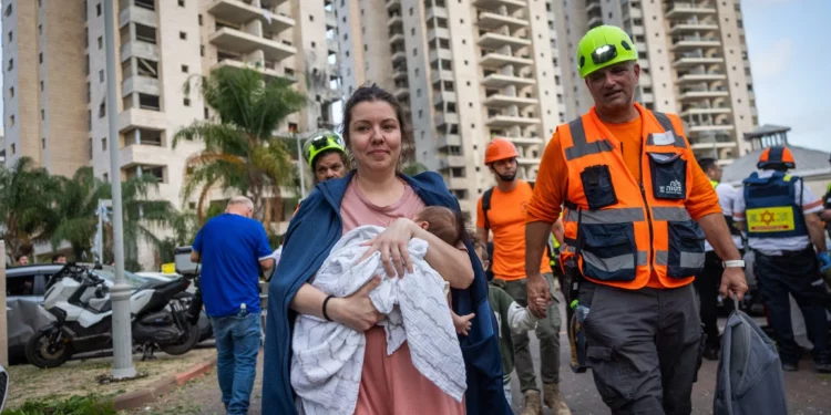 Los primeros misiles del lunes obligaron a 2.000 en Israel personas a abandonar sus casas