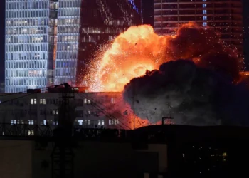 Se observa una explosión durante un ataque con misiles iraníes en Tel Aviv, a última hora del 13 de junio de 2025. (AP Foto/Tomer Neuberg)