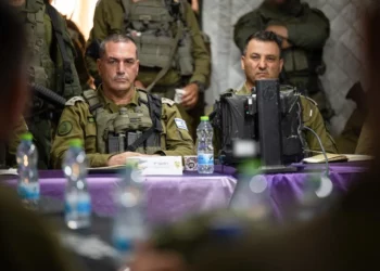 El jefe del Estado Mayor de las FDI, teniente general Eyal Zamir (izquierda), y el jefe del Comando Sur, mayor general Yaniv Asor, realizan una evaluación en Gaza, 27 de junio de 2025. (Fuerzas de Defensa de Israel)