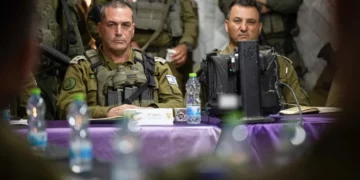 El jefe del Estado Mayor de las FDI, teniente general Eyal Zamir (izquierda), y el jefe del Comando Sur, mayor general Yaniv Asor, realizan una evaluación en Gaza, 27 de junio de 2025. (Fuerzas de Defensa de Israel)