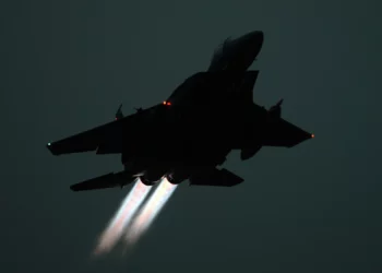 Helicóptero de la policía británica casi choca con un F-15 estadounidense