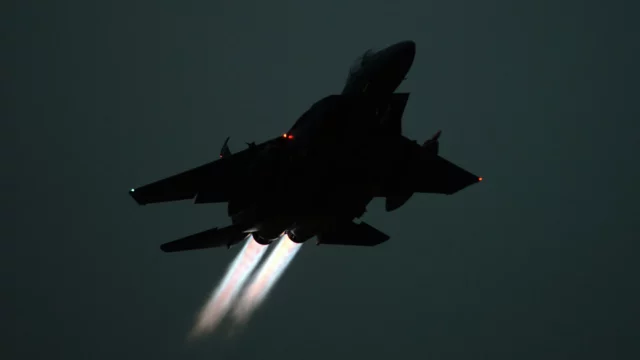 Helicóptero de la policía británica casi choca con un F-15 estadounidense