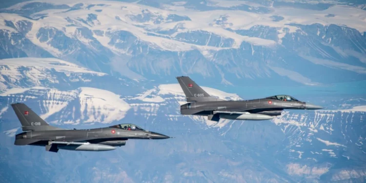 Dinamarca desafía a Trump con el despliegue F-16 en Groenlandia