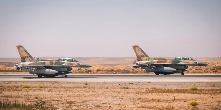 Israel dice que sus cazas siguen trabajando para derribar aviones no tripulados