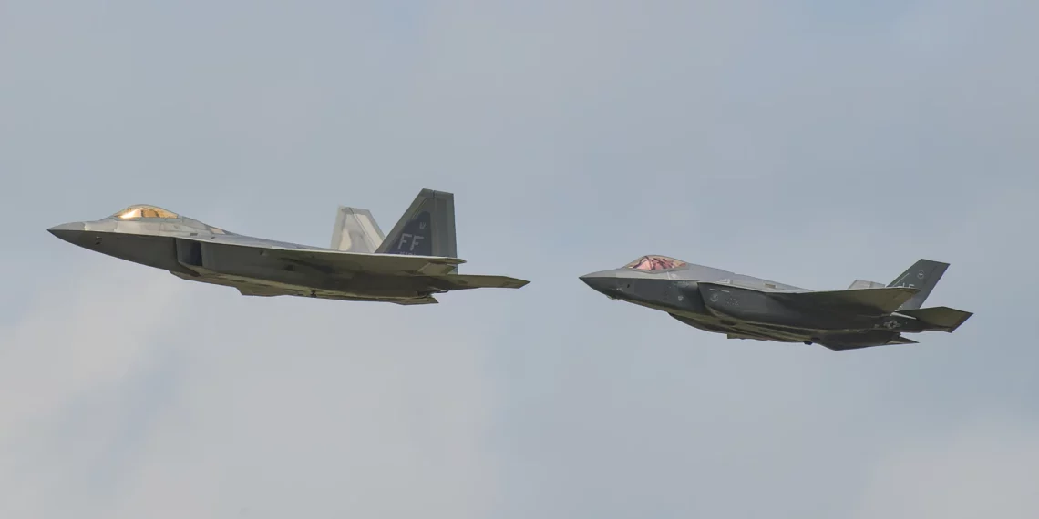 EE. UU. despliega F-22 y F-35 cerca de Irán