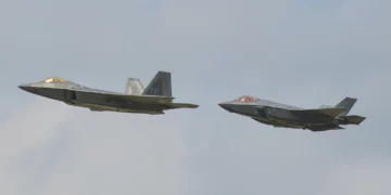EE. UU. despliega F-22 y F-35 cerca de Irán