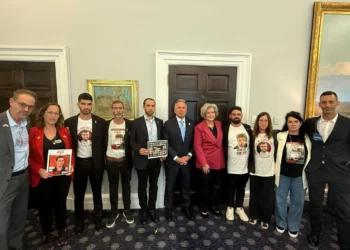 Familias de rehenes dialogan con altos funcionarios en la Casa Blanca