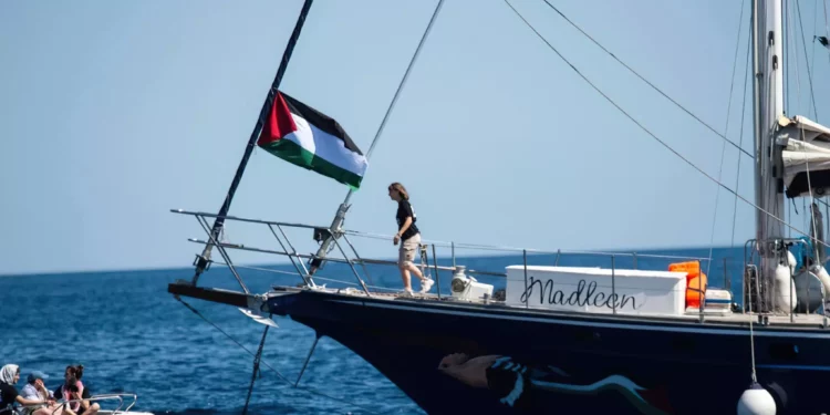 La Marina israelí se prepara para bloquear un barco de protesta de alto nivel que se dirige a Gaza