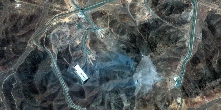 Esta imagen satelital proporcionada por Maxar Technologies y tomada el 22 de junio de 2025 muestra la Planta de Enriquecimiento de Combustible (FFEP) de Fordow en Irán, al noreste de la ciudad de Qom, después de los ataques estadounidenses en el sitio. (Imagen ©satelital 2025 Maxar Technologies / AFP)