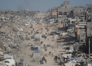 Gazatíes evacuan Beit Lahiya en medio de las operaciones militares en curso en la Franja de Gaza llegan a Jabalia, norte de Gaza, el 16 de mayo de 2025. (AP Foto/Jehad Alshrafi)