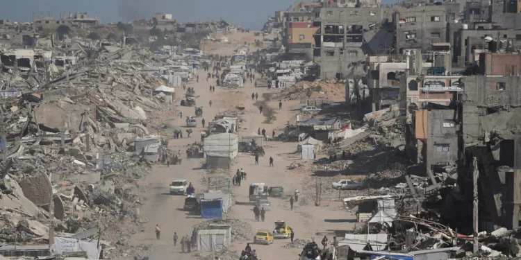Gazatíes evacuan Beit Lahiya en medio de las operaciones militares en curso en la Franja de Gaza llegan a Jabalia, norte de Gaza, el 16 de mayo de 2025. (AP Foto/Jehad Alshrafi)
