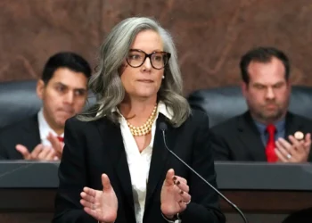Gobernadora de Arizona veta ley de enseñanza contra el antisemitismo en escuelas
