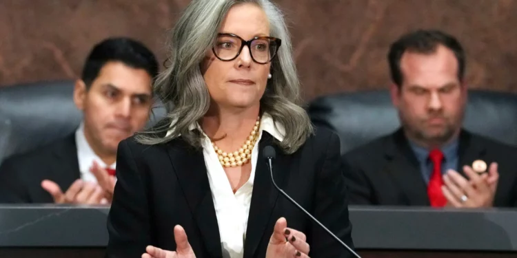 Gobernadora de Arizona veta ley de enseñanza contra el antisemitismo en escuelas