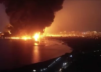 Armada israelí ataca puerto de Hodeida en respuesta a misiles hutíes