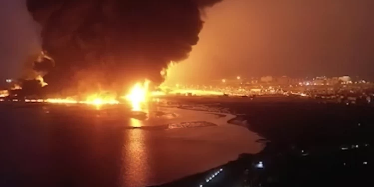 Armada israelí ataca puerto de Hodeida en respuesta a misiles hutíes