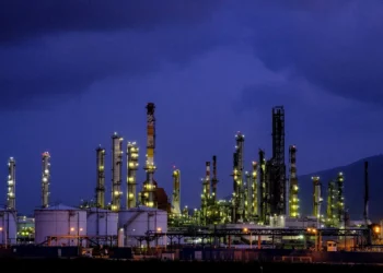 Refinería de petróleo en Haifa sufrió daños localizados en el bombardeo de misiles de Irán