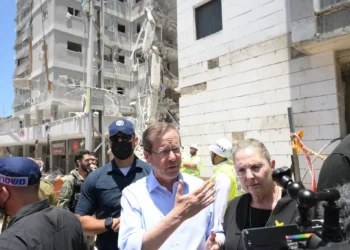 El presidente Isaac Herzog recorre el lugar de un mortal ataque con misiles iraníes en la ciudad de Bat Yam el 15 de junio de 2025 (Amos Ben Gershom/GPO)