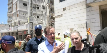 El presidente Isaac Herzog recorre el lugar de un mortal ataque con misiles iraníes en la ciudad de Bat Yam el 15 de junio de 2025 (Amos Ben Gershom/GPO)
