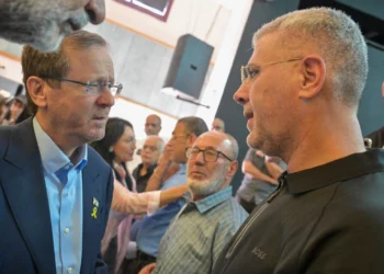 Herzog visita a los familiares de los 4 muertos en el ataque con misiles balísticos iraníes en Tamra