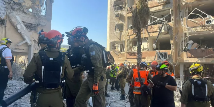 Bomberos rescatan a atrapados tras impacto de misil en Holon