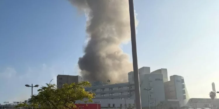 Impacto directo de misil iraní en el hospital Soroka de Israel