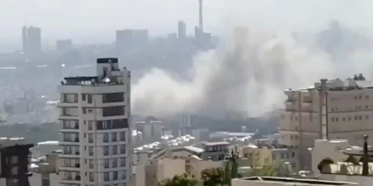 El humo se eleva después de un aparente ataque aéreo israelí en Teherán el 18 de junio de 2025 (Captura de pantalla de las redes sociales/utilizada de acuerdo con la Cláusula 27a de la Ley de Derechos de Autor)