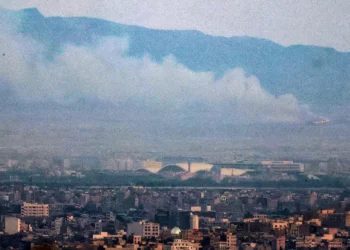 El humo y el fuego se elevan desde el lugar de un presunto ataque israelí en el sur de Teherán el 13 de junio de 2025. (Atta KENARE / AFP)