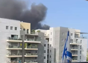 Incendios y humo en los alrededores de Tel Aviv tras el ataque con misiles
