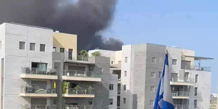 Incendios y humo en los alrededores de Tel Aviv tras el ataque con misiles