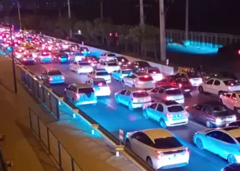 Mientras huyen de Teherán: la policía culpa del tráfico a los coches averiados