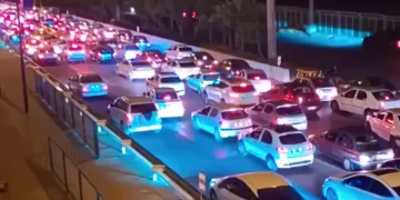 Mientras huyen de Teherán: la policía culpa del tráfico a los coches averiados