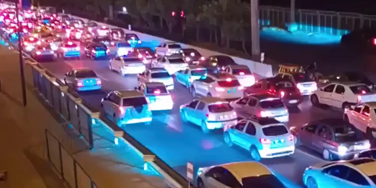 Mientras huyen de Teherán: la policía culpa del tráfico a los coches averiados