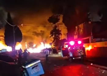 Misil iraní hiere a cuatro personas en el sur de Israel Un misil balístico iraní impactó una ciudad en el sur de Israel y dejó cuatro personas con heridas leves, según informaron los equipos de socorristas. En Haifa, otro misil causó daños materiales, pero no se reportaron víctimas. Los bomberos trabajan para controlar un incendio desatado por el impacto. Las Fuerzas de Defensa de Israel (FDI) desplegaron fuerzas de búsqueda y rescate del Comando del Frente Interno hacia múltiples puntos de impacto reportados. Magen David Adom confirmó que sus equipos se dirigen a varios sitios afectados por los recientes bombardeos iraníes, aunque hasta el momento no se registran heridos en esas zonas.