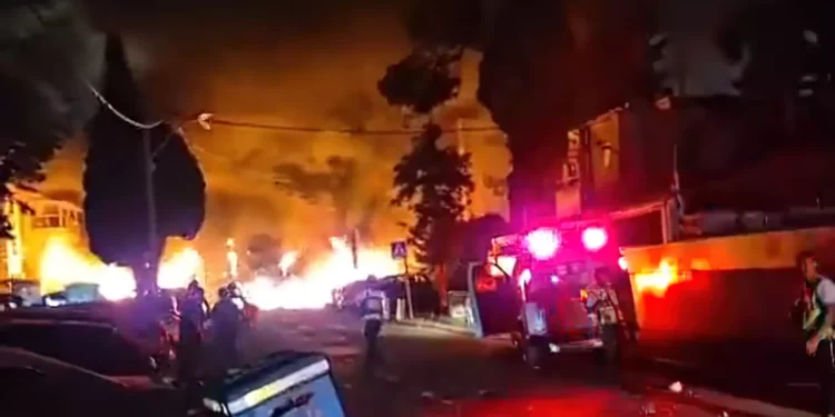 Misil iraní hiere a cuatro personas en el sur de Israel Un misil balístico iraní impactó una ciudad en el sur de Israel y dejó cuatro personas con heridas leves, según informaron los equipos de socorristas. En Haifa, otro misil causó daños materiales, pero no se reportaron víctimas. Los bomberos trabajan para controlar un incendio desatado por el impacto. Las Fuerzas de Defensa de Israel (FDI) desplegaron fuerzas de búsqueda y rescate del Comando del Frente Interno hacia múltiples puntos de impacto reportados. Magen David Adom confirmó que sus equipos se dirigen a varios sitios afectados por los recientes bombardeos iraníes, aunque hasta el momento no se registran heridos en esas zonas.