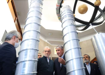 Una foto proporcionada por la presidencia iraní muestra al presidente Masoud Pezeshkian, segundo a la izquierda, y al jefe de la Organización de Energía Atómica de Irán, Mohammad Eslami, segundo a la derecha, durante el "Día Nacional de la Tecnología Nuclear", en Teherán, el 9 de abril de 2025. (Presidencia iraní / AFP)